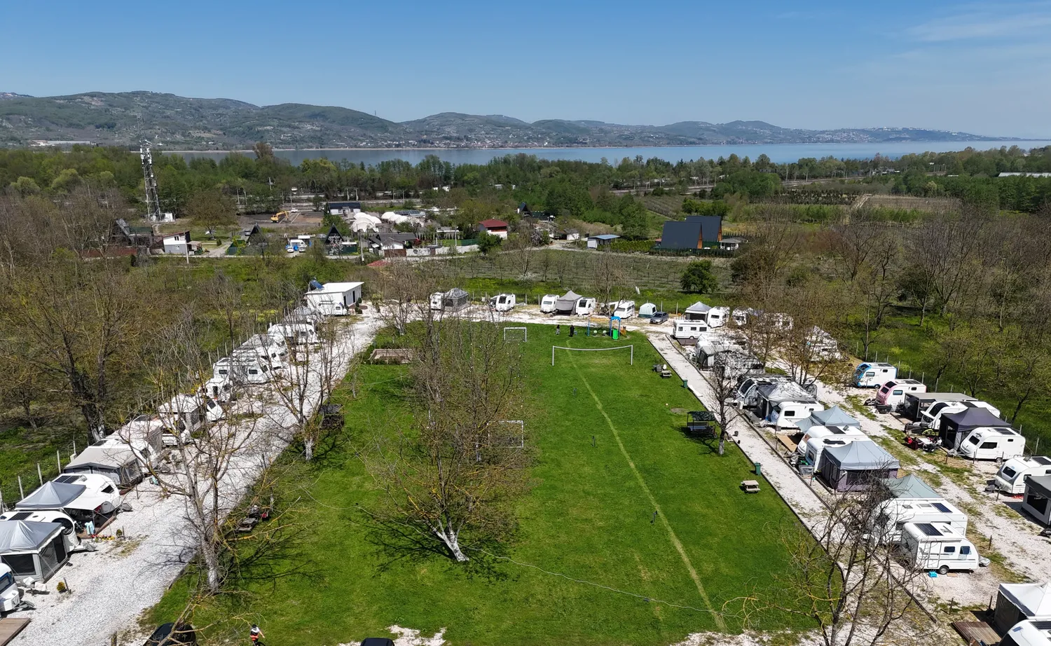 Sapanca Gölü manzaralı kamp alanı — drone görünümü