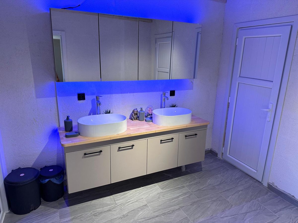 Ortak banyo — çift lavabo